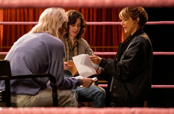 PÅ JOBB: Regissør Lynn Shelton (t.h.) sammen med skuespiller Alison Brie (midten) på settet til «GLOW» i 2019. Foto: Ali Goldstein/ Netflix/ NTB scanpix PÅ JOBB: Regissør Lynn Shelton (t.h.) sammen med skuespiller Alison Brie (midten) på settet til «GLOW» i 2019. Foto: Ali Goldstein/ Netflix/ NTB scanpix